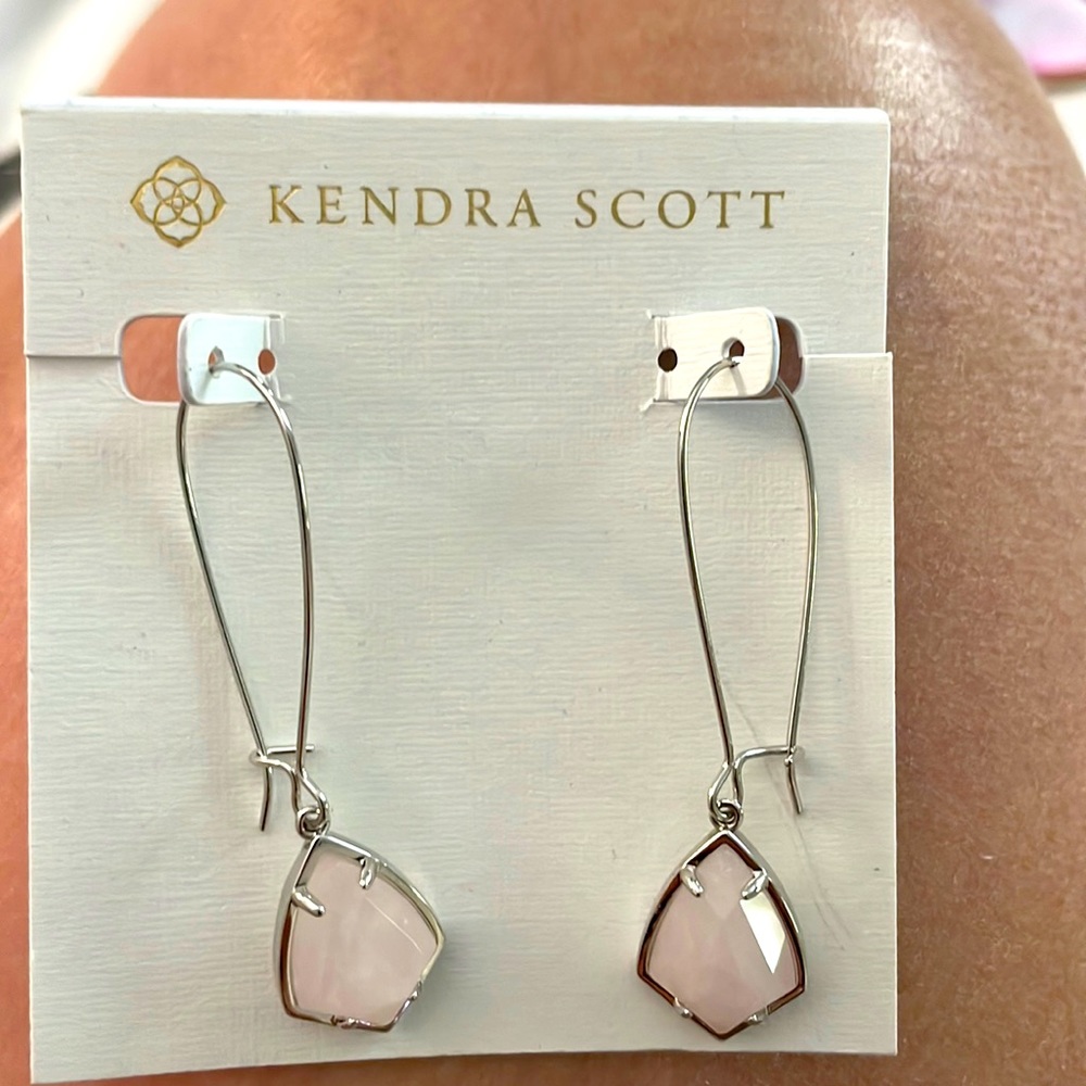 Kendra Scott Carinne Drop Earrings in Rose Quartz are stunning! They are NWOT